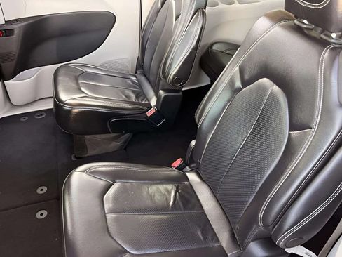 Used 2022 Chrysler Pacifica Touring-L FWD image 11