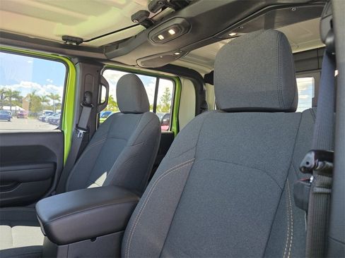 Used 2025 Jeep Gladiator Sport image 19