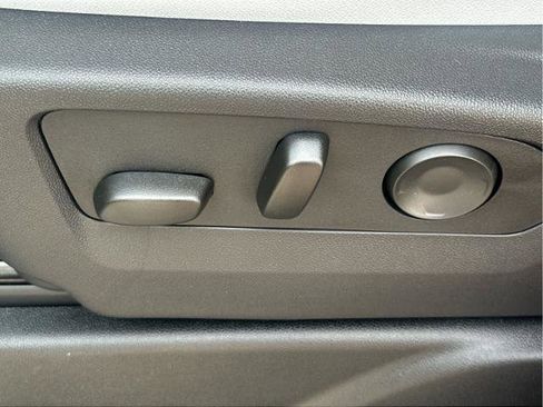 New 2025 Chevrolet Suburban Premier image 28