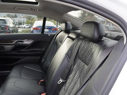 Used 2022 BMW 750i xDrive image 15