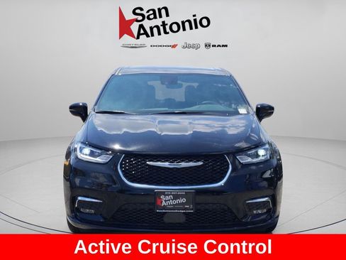 New 2026 Chrysler Pacifica Select image 3