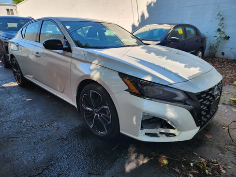 Used 2023 Nissan Altima 2.5 SR w/ SR Premium Package AWD/4WD image 1