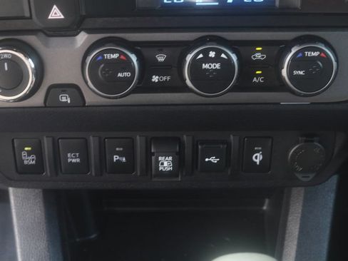 Used 2023 Toyota Tacoma TRD Sport w/ Technology Package AWD/4WD image 17