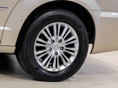 Used 2016 Chrysler Town & Country Touring-L FWD image 59