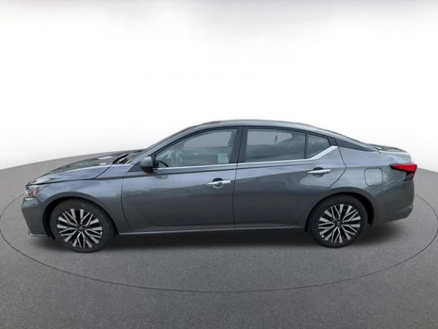 Used 2025 Nissan Altima 2.5 SV image 9