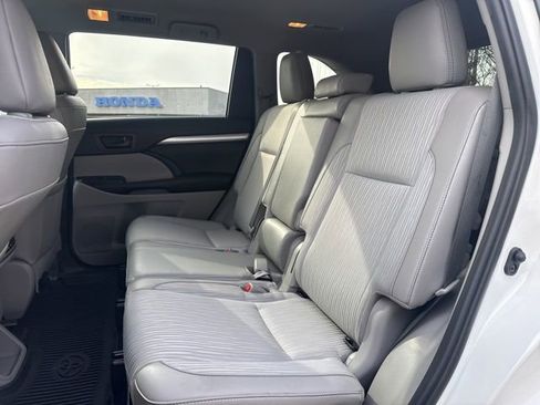 Used 2019 Toyota Highlander Plus AWD/4WD image 21