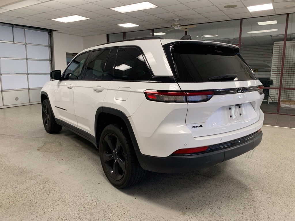 Used 2023 Jeep Grand Cherokee Altitude AWD/4WD image 5