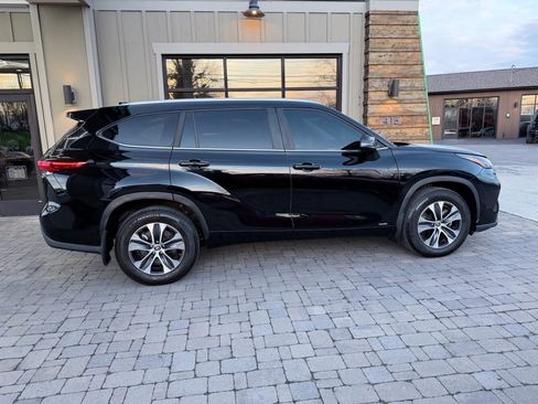 Used 2023 Toyota Highlander XLE image 12