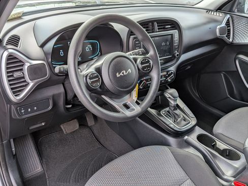 Used 2025 Kia Soul LX w/ LX Technology Package FWD image 16