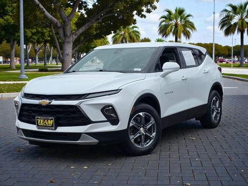 Used 2025 Chevrolet Blazer LT FWD image 2