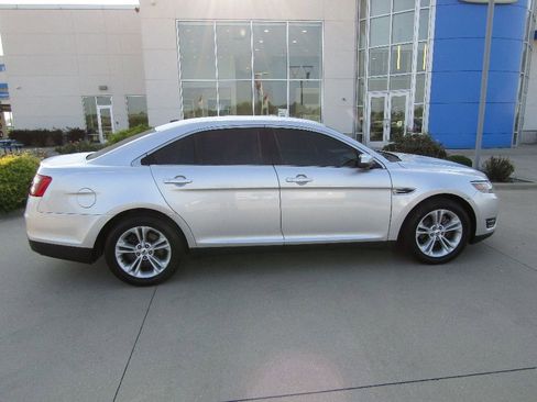 Used 2015 Ford Taurus SEL image 4