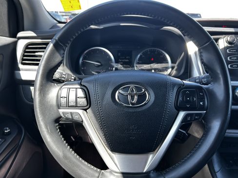 Used 2019 Toyota Highlander XLE AWD/4WD image 18