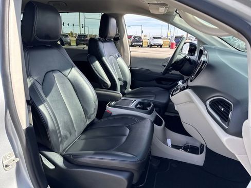 Used 2024 Chrysler Pacifica Touring-L image 13