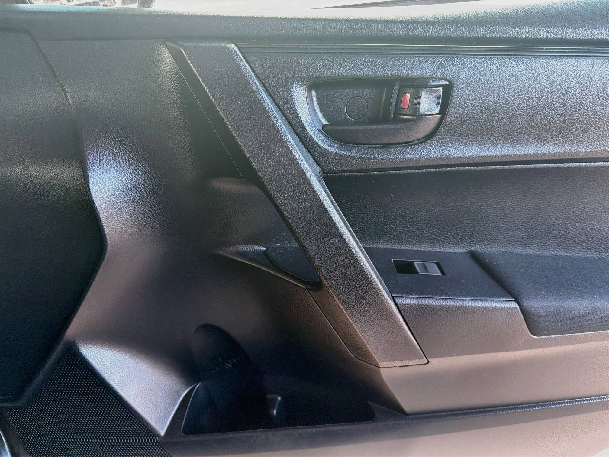 Used 2018 Toyota Corolla L FWD image 30