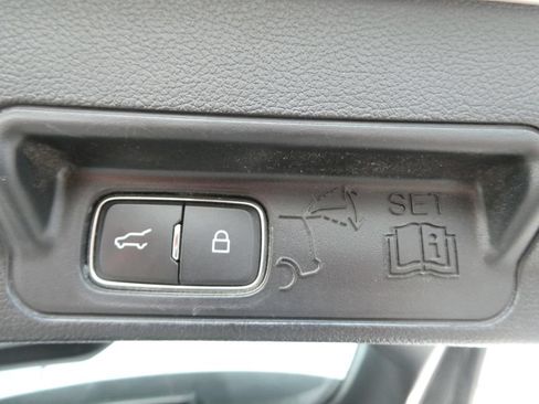 Used 2022 Ford Explorer XLT w/ Equipment Group 202A AWD/4WD image 18