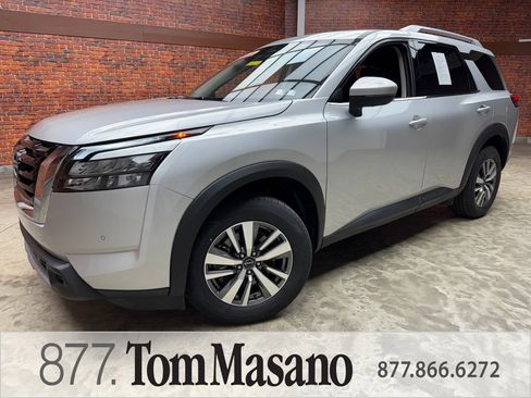 Used 2025 Nissan Pathfinder SL AWD/4WD image 1