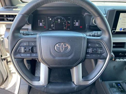 Used 2025 Toyota 4Runner SR5 AWD/4WD image 28