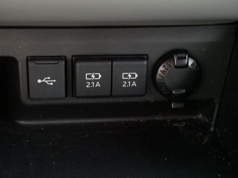 Certified 2021 Toyota Highlander XLE FWD image 29