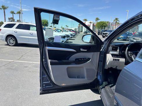 Used 2019 Toyota Highlander XLE FWD image 17