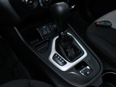 Used 2014 Jeep Cherokee Sport FWD image 12