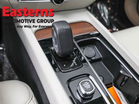 Used 2022 Volvo S60 B5 Momentum image 13