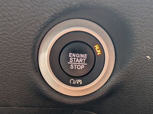 Used 2025 Chrysler Pacifica Limited FWD image 18