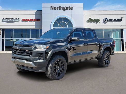 Used 2024 Chevrolet Colorado Trail Boss w/ Advanced Trailering Package AWD/4WD image 2