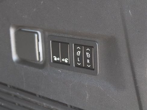 Used 2021 Chevrolet Suburban High Country RWD image 53