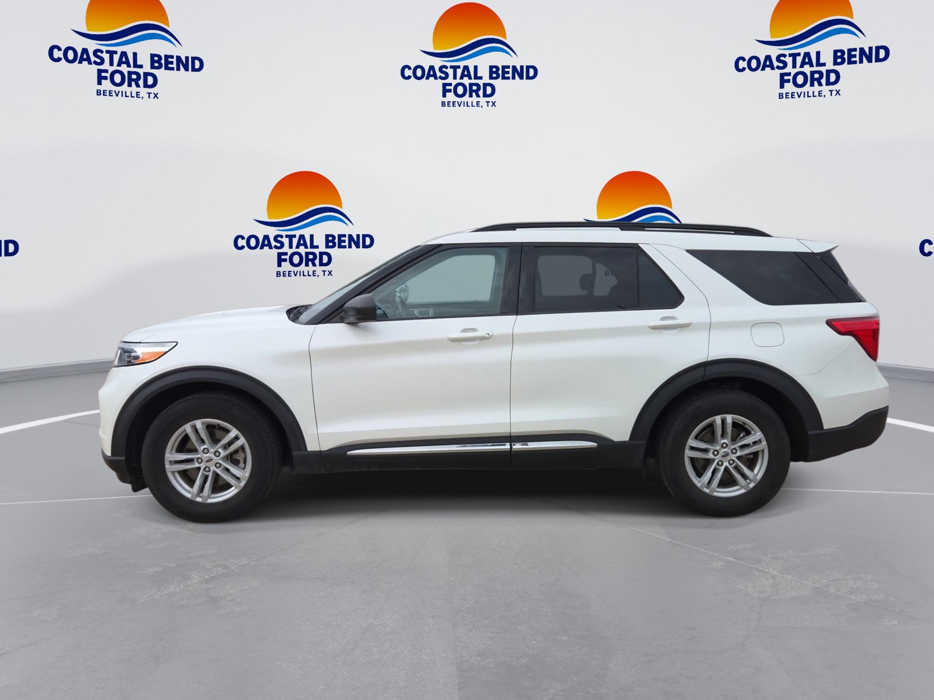 Used 2024 Ford Explorer XLT RWD image 5