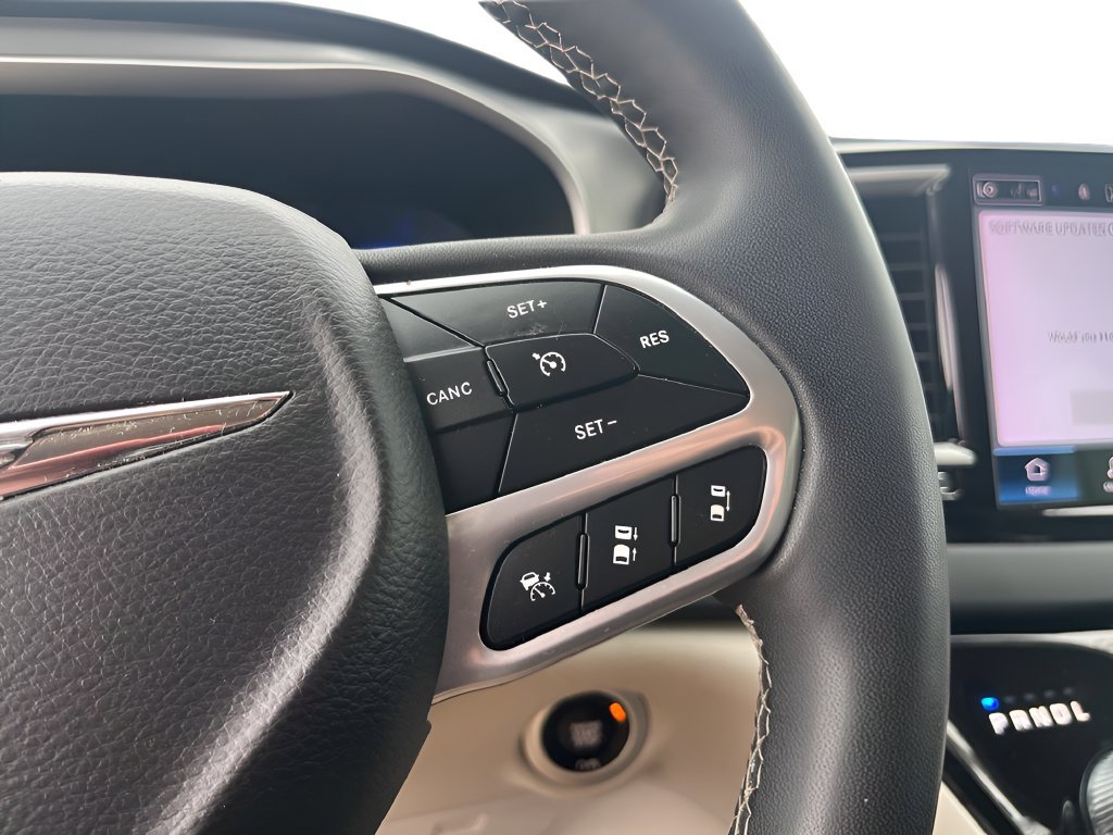 Used 2023 Chrysler Pacifica Touring-L FWD image 19