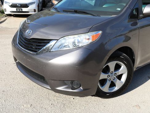 Used 2011 Toyota Sienna LE image 2