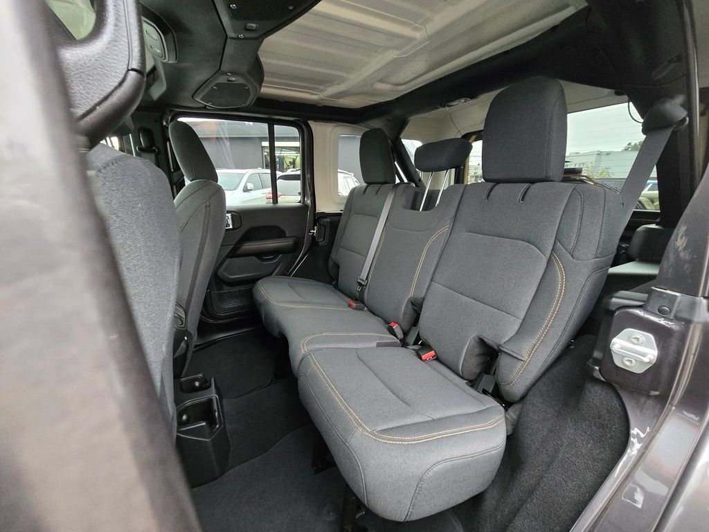 Used 2025 Jeep Wrangler Unlimited Sahara AWD/4WD image 17