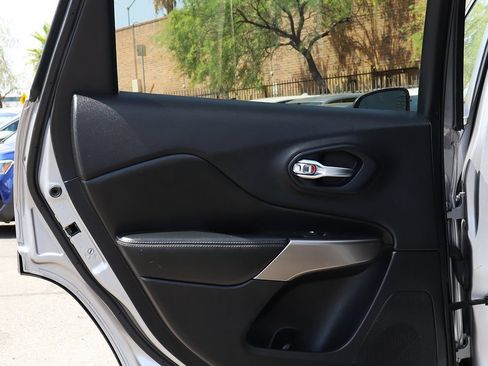 Used 2020 Jeep Cherokee Limited FWD image 30