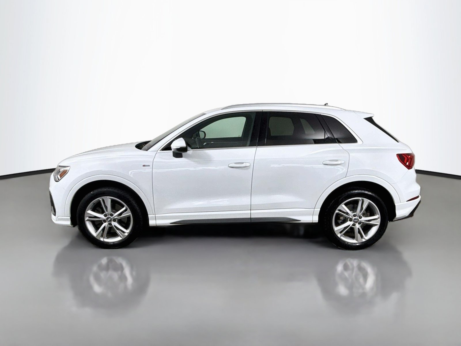 Used 2019 Audi Q3 2.0T Premium Plus w/ Premium Plus Package AWD/4WD image 2
