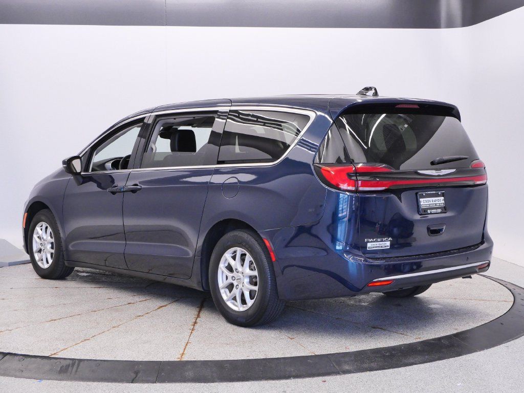 Certified 2023 Chrysler Pacifica Touring-L FWD image 3