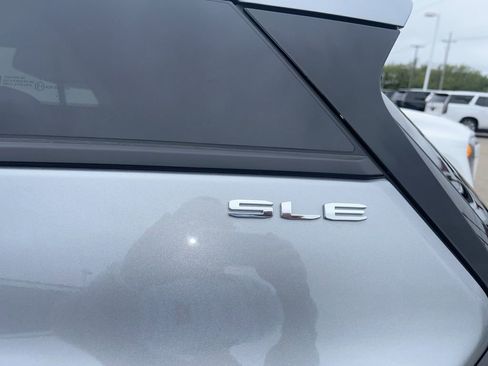 Used 2024 GMC Terrain SLE w/ Driver Convenience Package FWD image 9