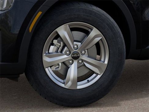 Used 2025 Kia Sorento LX image 9