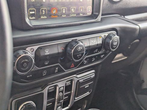 Used 2018 Jeep Wrangler Unlimited Sahara image 21