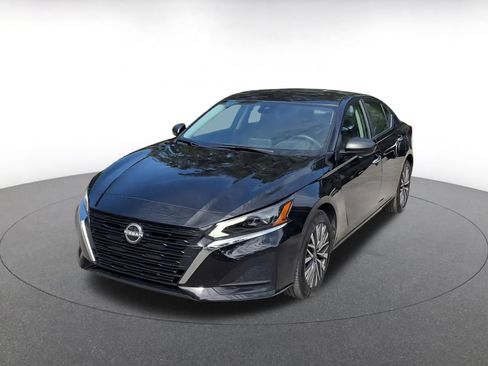Used 2025 Nissan Altima 2.5 SV FWD image 6