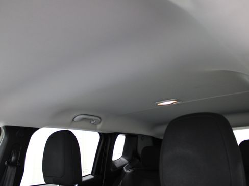 Used 2016 Jeep Renegade Latitude w/ Cold Weather Group image 23