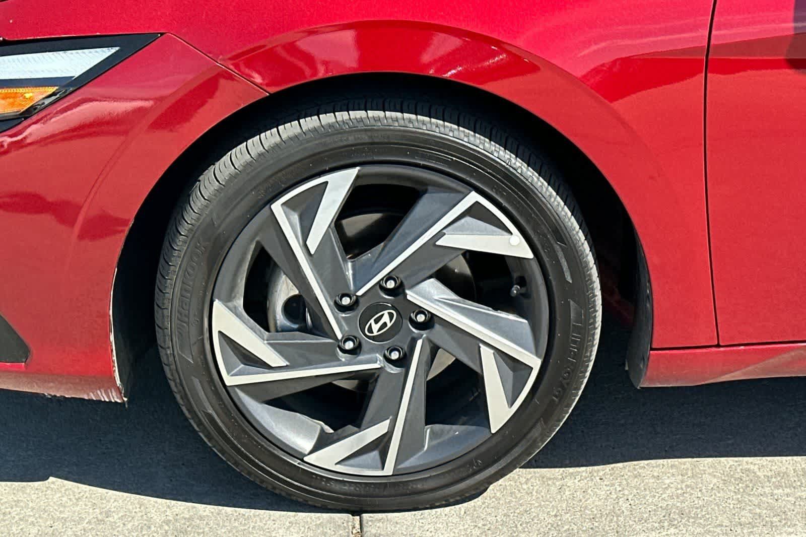 Used 2025 Hyundai Elantra Limited FWD image 12