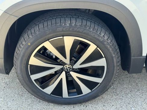 Certified 2023 Volkswagen Taos SE w/ Panoramic Sunroof Package image 20