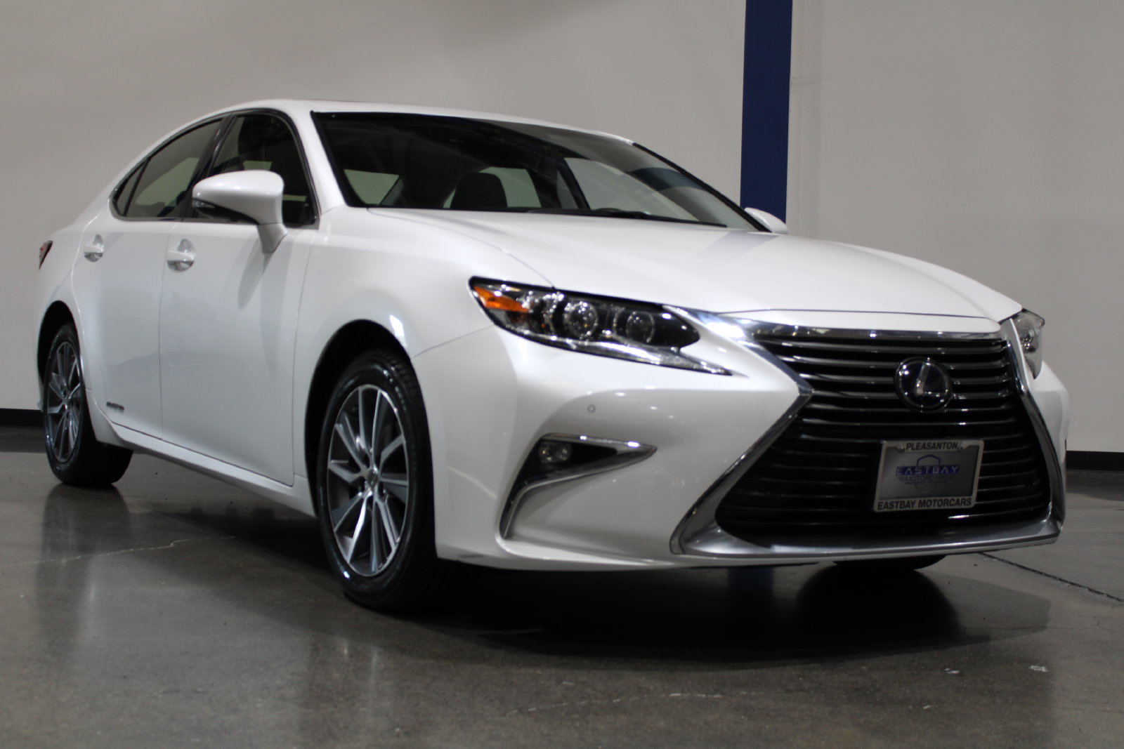 Used 2018 Lexus ES 300h w/ Navigation Package FWD image 3