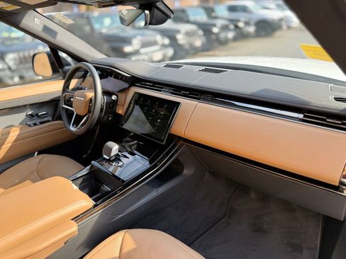 Used 2025 Land Rover Range Rover Sport SE image 11