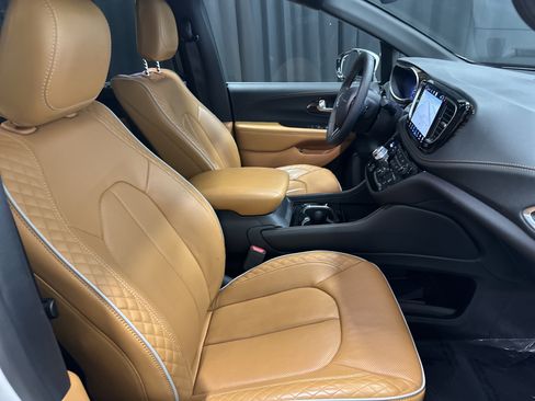 Used 2023 Chrysler Pacifica Pinnacle image 35