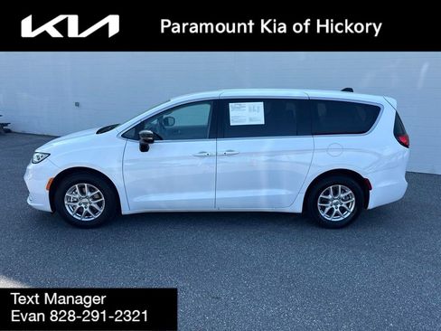 Used 2024 Chrysler Pacifica Touring-L FWD image 4