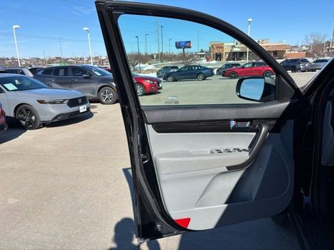 Used 2011 Kia Sorento LX w/ Convenience Pkg image 7