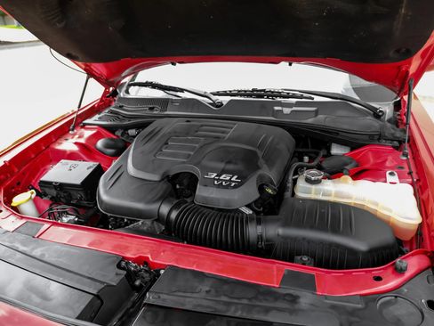 Used 2018 Dodge Challenger SXT RWD image 39