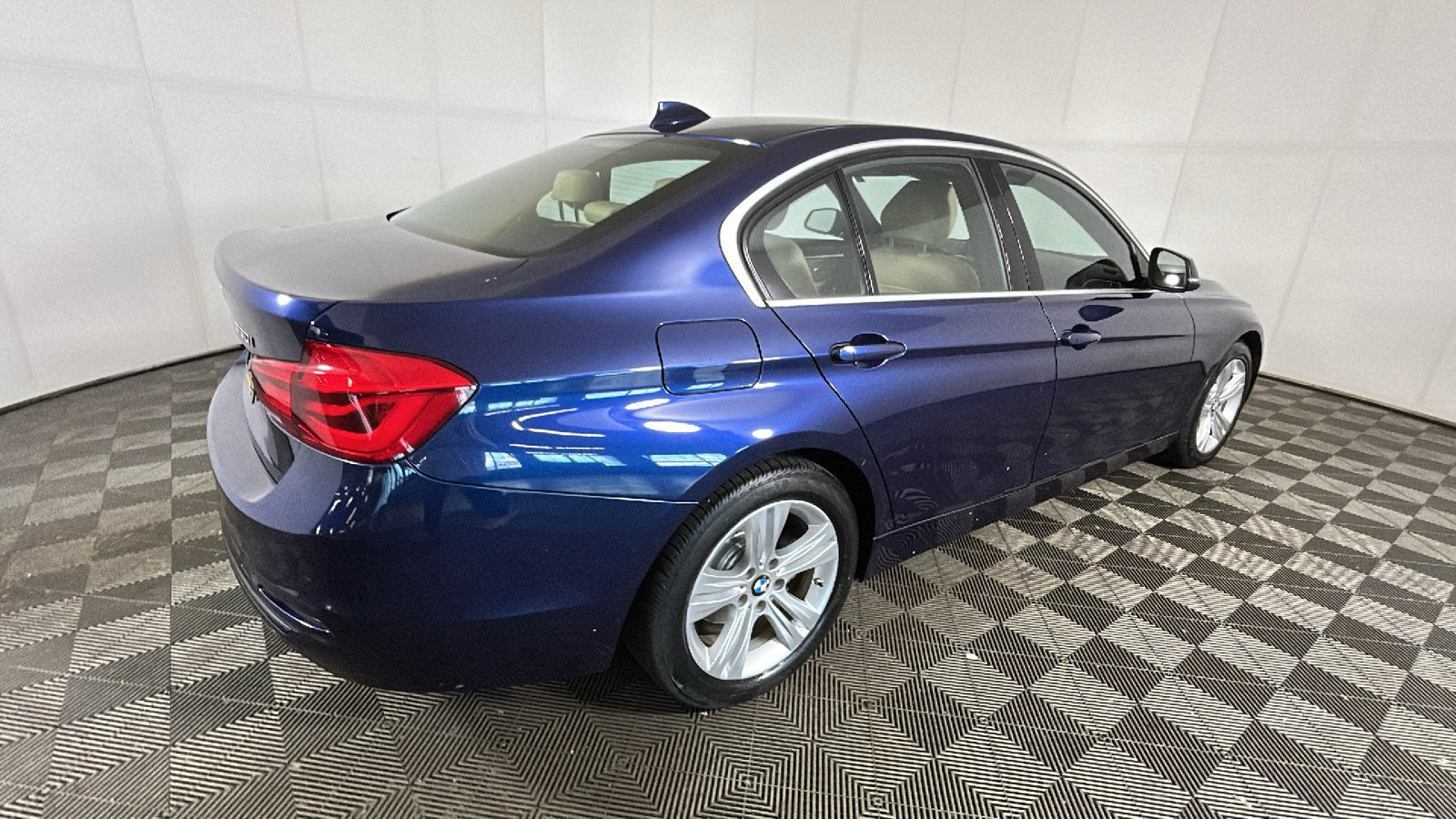 Used 2017 BMW 330i xDrive Sedan AWD/4WD image 3