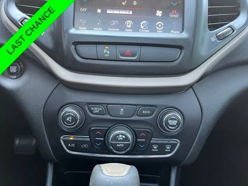 Used 2018 Jeep Cherokee Limited FWD image 21